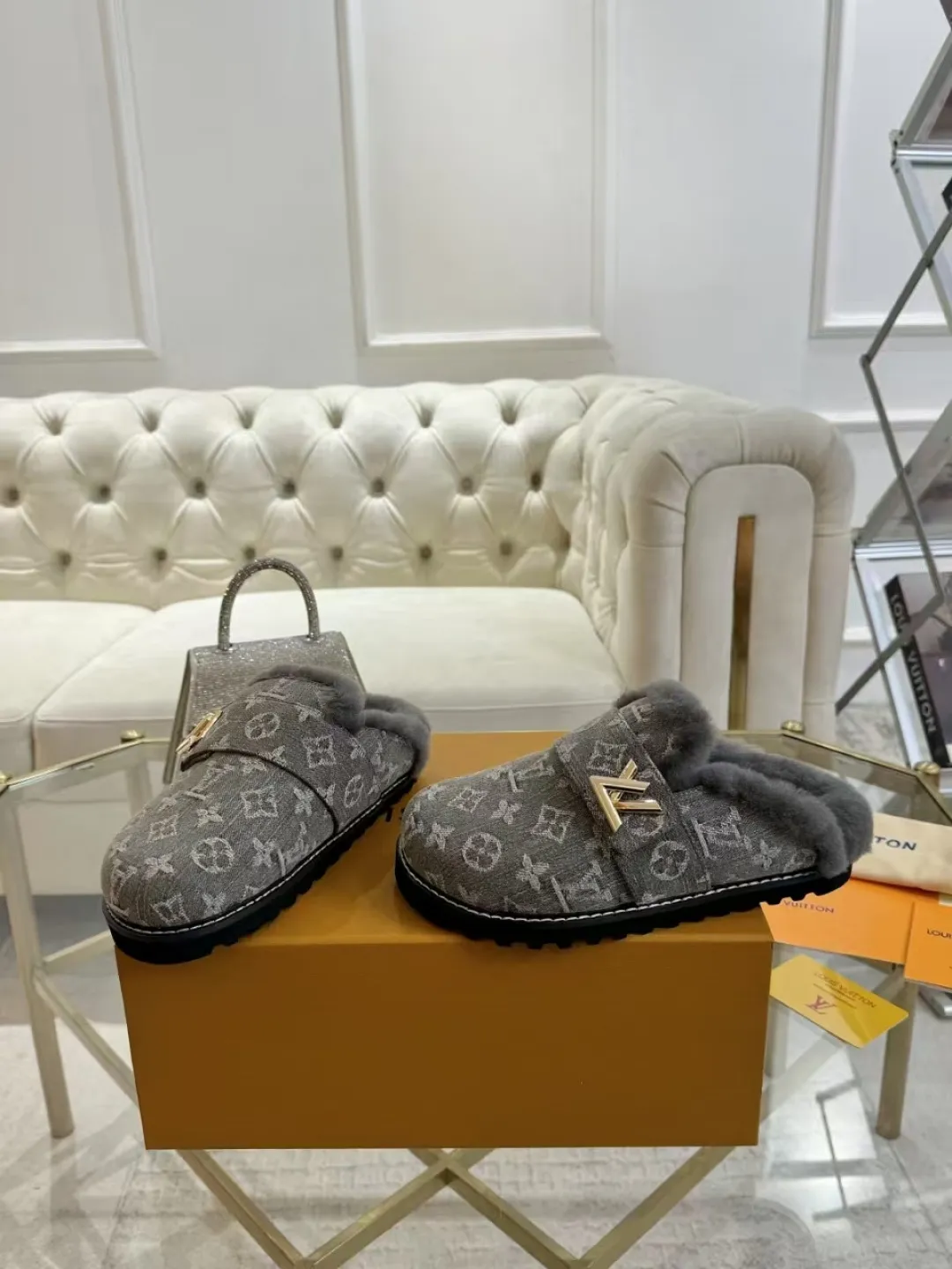 p600✨ LV Couple’s Wool Slippers｜Full of high-end feel, the soles of your feet are luxurious✨ We have achieved the ultimate restoration of the "higher version" of this pair of LV classic toe-toe slippers! 👫💫 🌟 The core advantages are clear at a glance: ✔️ Original jacquard + cowhide fabric, delicate texture, high-end at first glance; ✔️ 280% pure wool lining, wearing barefoot is like stepping on clouds ☁️, soft and skin-friendly and not sweaty; ✔️ Non-slip rubber bottom + three-dimensional toe design, super stable for walking, fashionable and practical!  👀 Must-have attention to detail: Belt buckle + classic LV presbyopic elements, revealing the aura of a big-name brand in a low-key manner ~ Whether it is a couple dating or a trip with besties, both of them are the focus when they go out👟💖 ✨ Easily match the wardrobe: jeans + sweaters, lazy and casual style ✔️ Coat + skirt, refined and elegant ✔️ One pair of shoes can handle a variety of styles, and the sense of luxury is never artificial ~ #LV slippers #couple outfit #High-End Customization #Quality Shoes Recommendation Fabric: Yangjing/classic jacquard fabric Lining: Imported wool lining Sole: Original rubber sole Size: Female 35-41 Male 38-46